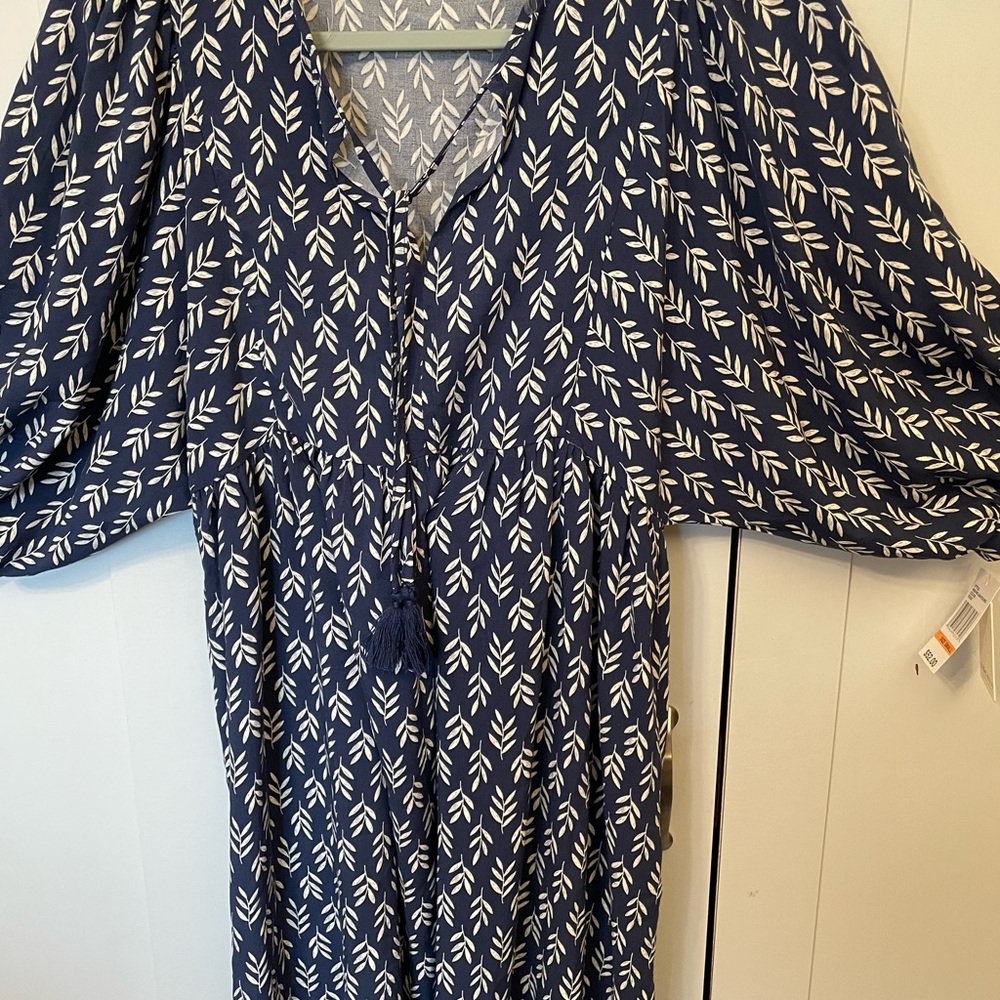 Elegant Blue and White Patterned Midi Dress - Picture 4 of 13